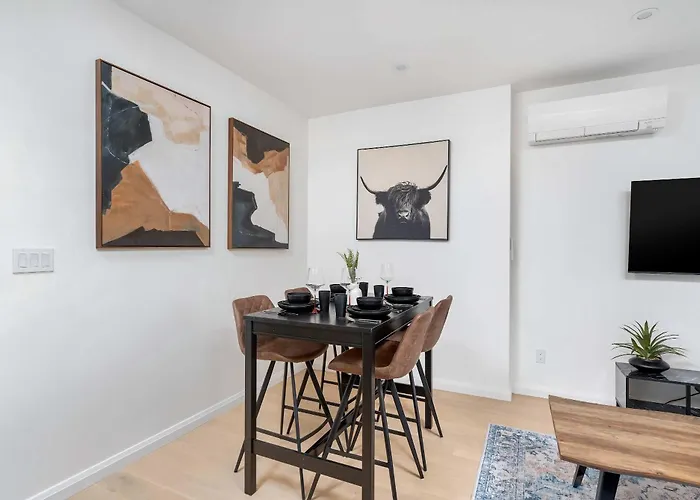 Luxury 2-Bedroom Oasis At College & Bathurst Toronto